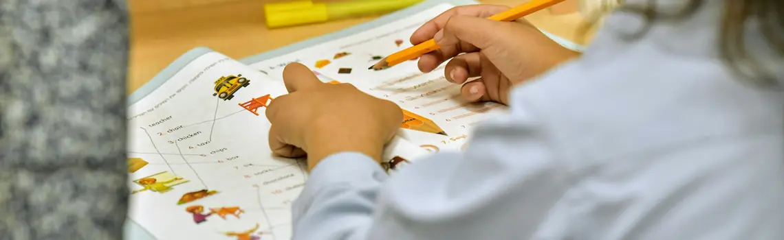 Tutor dell'apprendimento che affianca uno studente con DSA nel metodo di studio